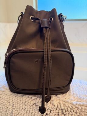 Set Active Bucket Drawstring Crossbody Bag in Dark Brown